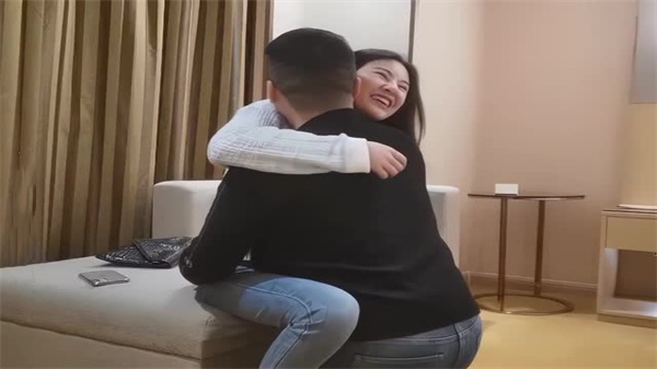 极品温柔小少妇 老表2000一次包夜狂干 巨乳白嫩骚穴任操内射